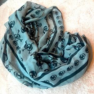 Skull scarf grey